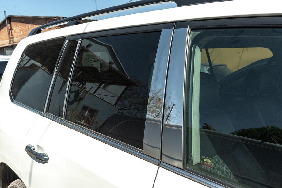 Toyota Land Cruiser 200 2007–2021 Komplet vindueskromlister og stolpelister i rustfrit stål Foto 3