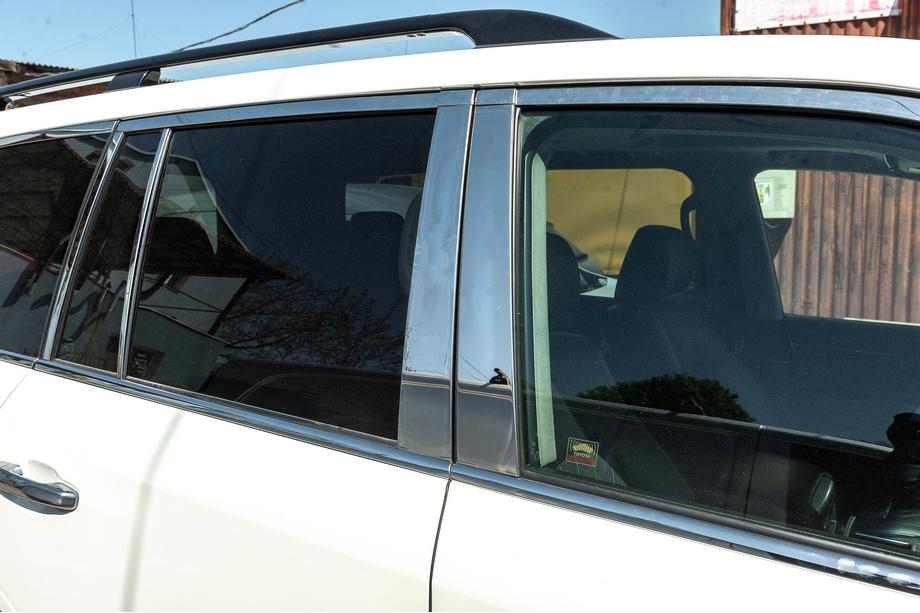 Toyota Land Cruiser 200 2007–2021 Komplet vindueskromlister og stolpelister i rustfrit stål Foto 11