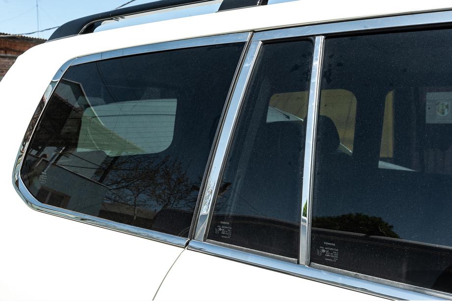 Toyota Land Cruiser 200 2007–2021 Komplet vindueskromlister og stolpelister i rustfrit stål Foto 12