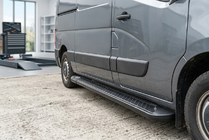 Nissan NV400 2010–2024 Sidetrin Allmond Black (2 stk., aluminium) foto 1