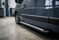 Nissan NV400 2010–2024 Sidetrin New Vision Black (2 stk., aluminium) foto 1