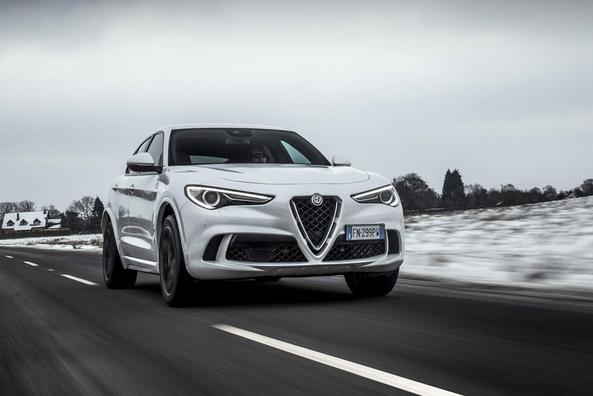 Første generation af den kompakte crossover Alfa Romeo Stelvio Foto 7