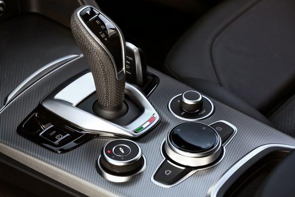 Første generation af den kompakte crossover Alfa Romeo Stelvio Foto 14