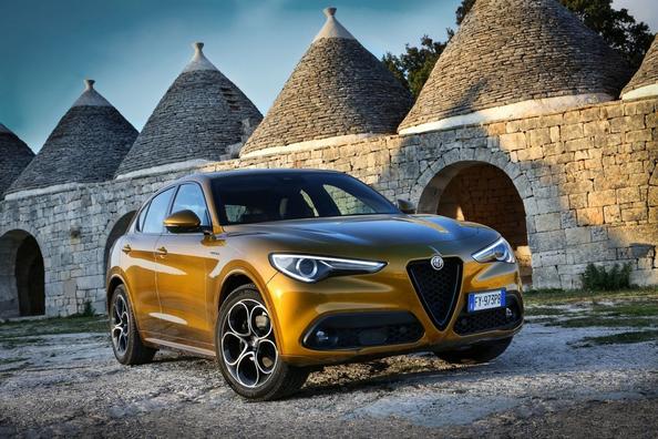 Første generation af den kompakte crossover Alfa Romeo Stelvio Foto 1
