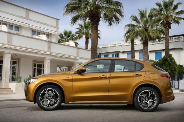 Første generation af den kompakte crossover Alfa Romeo Stelvio Foto 4
