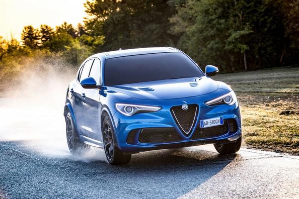 Første generation af den kompakte crossover Alfa Romeo Stelvio Foto 2