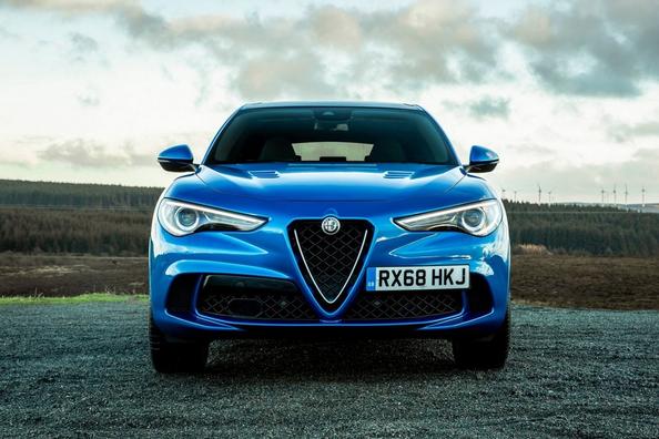 Første generation af den kompakte crossover Alfa Romeo Stelvio Foto 5