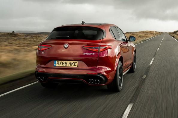 Første generation af den kompakte crossover Alfa Romeo Stelvio Foto 3
