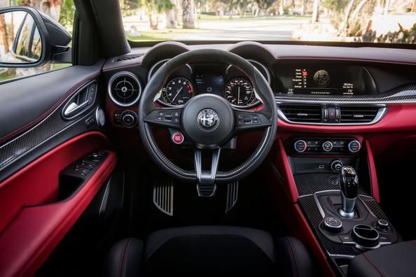Første generation af den kompakte crossover Alfa Romeo Stelvio Foto 13
