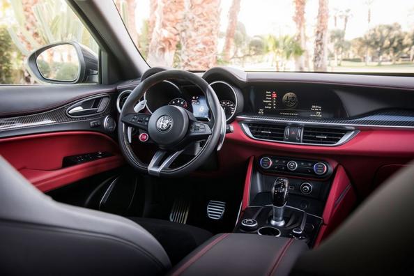 Første generation af den kompakte crossover Alfa Romeo Stelvio Foto 12