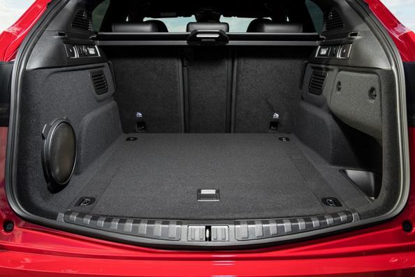 Første generation af den kompakte crossover Alfa Romeo Stelvio Foto 16