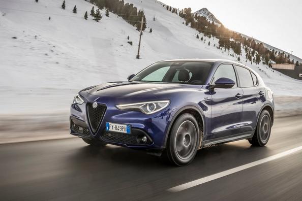 Første generation af den kompakte crossover Alfa Romeo Stelvio Foto 10