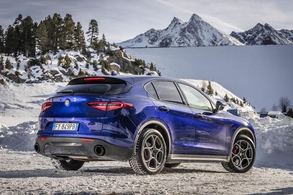 Første generation af den kompakte crossover Alfa Romeo Stelvio Foto 9