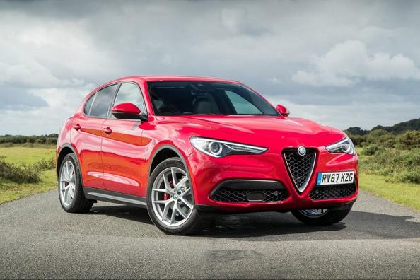 Første generation af den kompakte crossover Alfa Romeo Stelvio Foto 8
