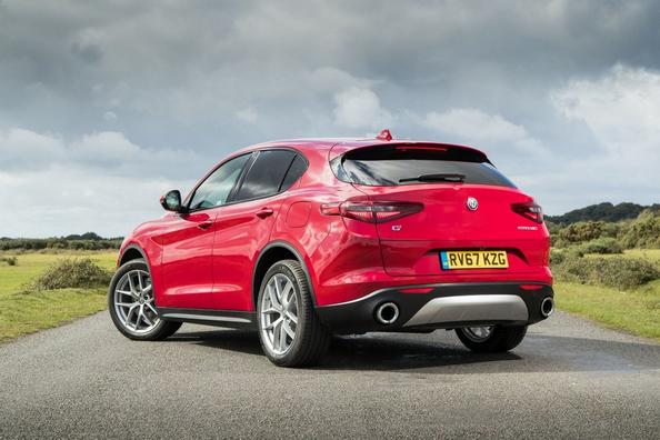 Første generation af den kompakte crossover Alfa Romeo Stelvio Foto 6
