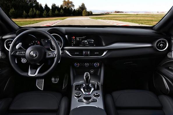 Første generation af den kompakte crossover Alfa Romeo Stelvio Foto 11