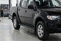 Mitsubishi L200 2006–2015 Sidetrin Tayga Black (2 stk., aluminium) foto 1