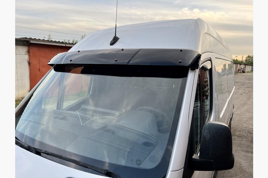 Mercedes Sprinter W907/W910 2018– Forrudevisir (sort højglans, 5 mm) Foto 1