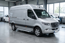 Mercedes Sprinter W907/W910 2018– Sidetrin New Vision Grey (2 stk., aluminium) Mellemlang akselafstand - baghjulstræk foto 1