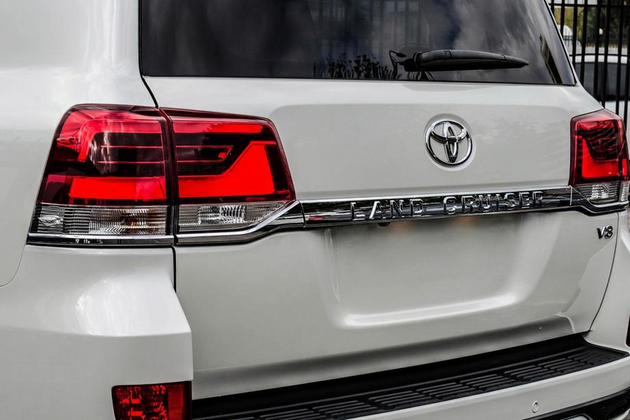 Toyota Land Cruiser 200 2007–2021 Baglygter 2016-2021 (OEM-standard) Højre indre baglygte (på bagklappen) Image