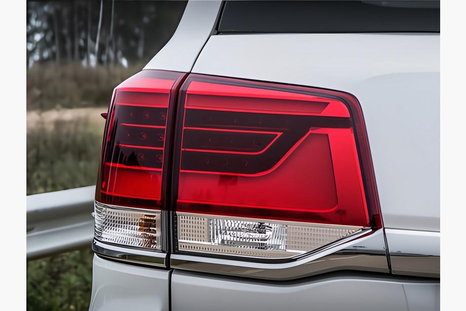 Toyota Land Cruiser 200 2007–2021 Baglygter 2016-2021 (OEM-standard) Venstre indvendige baglygte (på bagklap) Foto 2