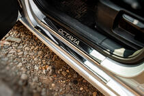 Skoda Octavia III A7 2013–2019 Carmos V1 dørtrinslister (8 stk., rustfrit stål) foto 5