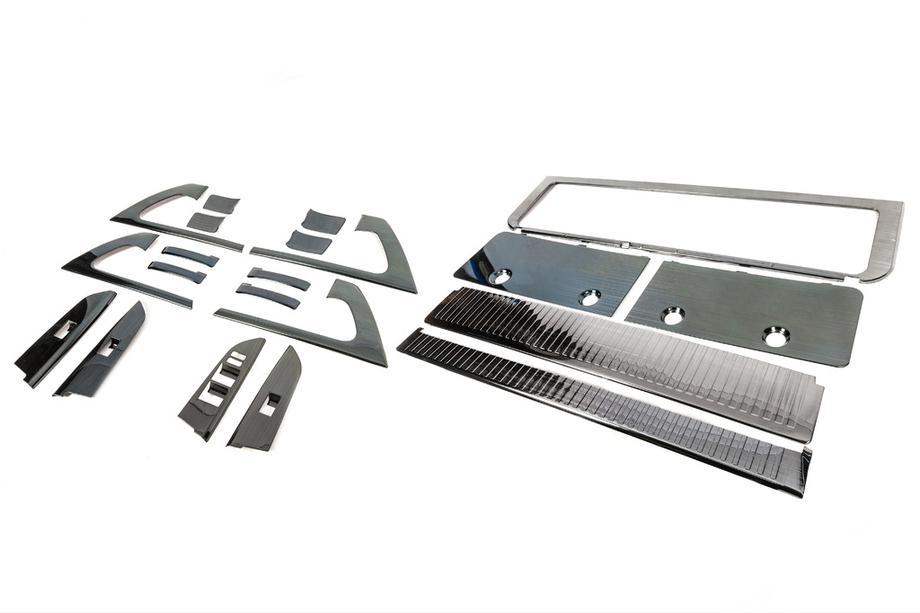Toyota Land Cruiser 200 2007–2021 Sæt indsatslister (mørk børstet aluminium) Image