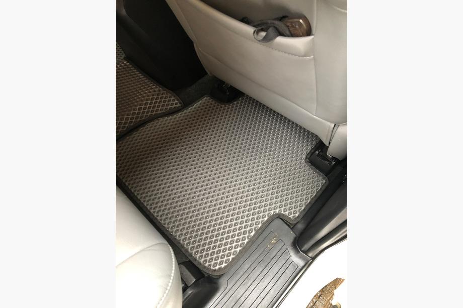 Toyota Sequoia 2007–2022 Polyurethan-måtter, 3 rækker (EVA, sorte) Midterrække - armlæn Foto 10