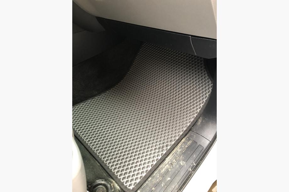 Toyota Sequoia 2007–2022 Polyurethan-måtter, 3 rækker (EVA, sorte) Midterrække - armlæn Foto 4