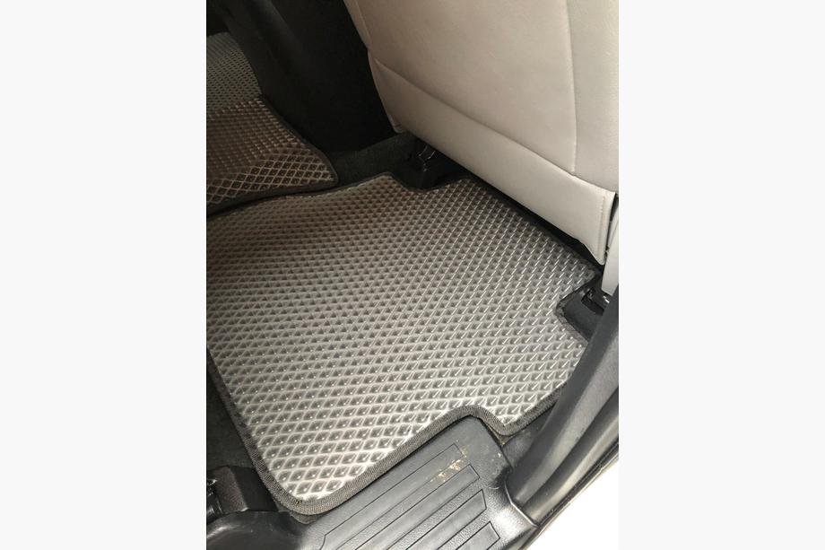 Toyota Sequoia 2007–2022 Polyurethan-måtter, 3 rækker (EVA, sorte) Midterrække - armlæn Foto 11
