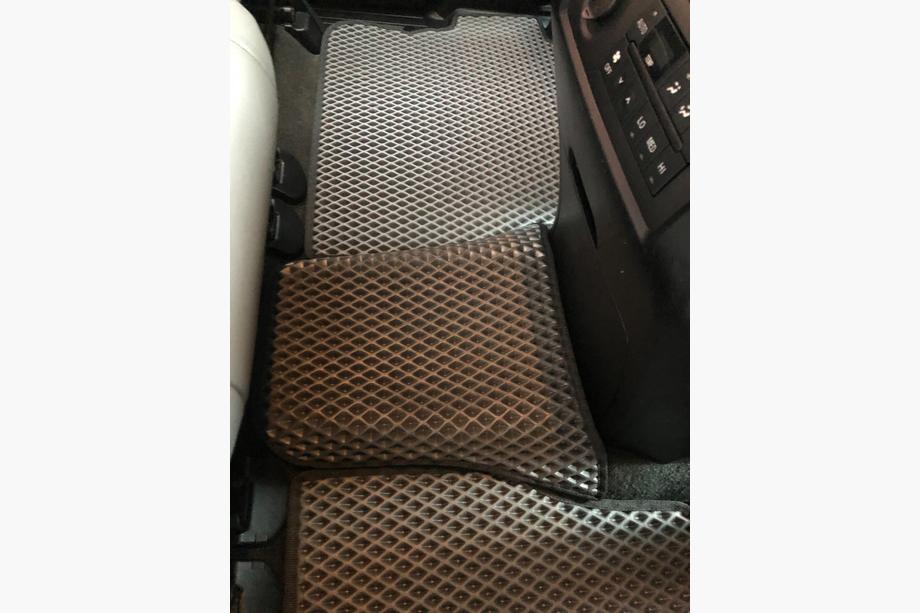 Toyota Sequoia 2007–2022 Polyurethan-måtter, 3 rækker (EVA, sorte) Midterrække - armlæn Foto 13