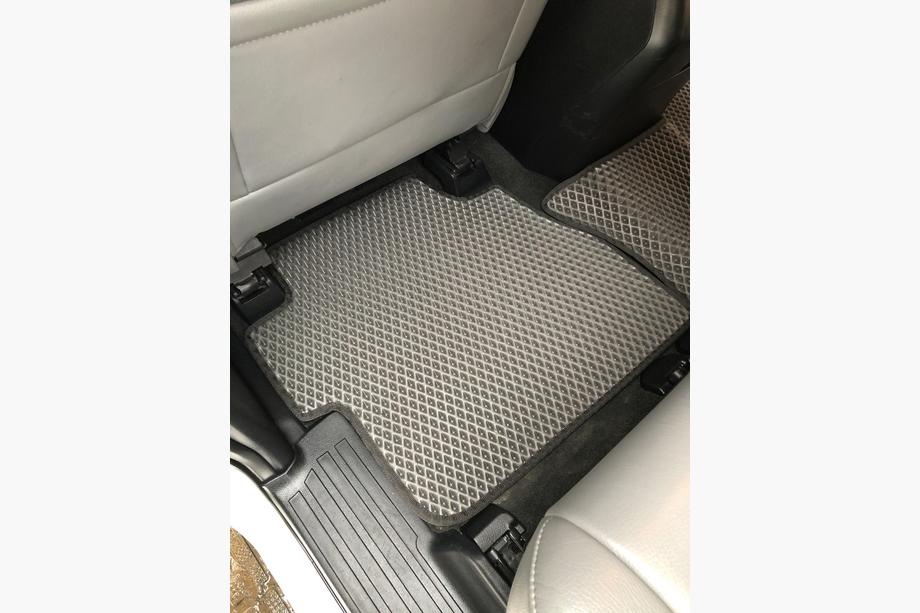 Toyota Sequoia 2007–2022 Polyurethan-måtter, 3 rækker (EVA, sorte) Midterrække - armlæn Foto 15
