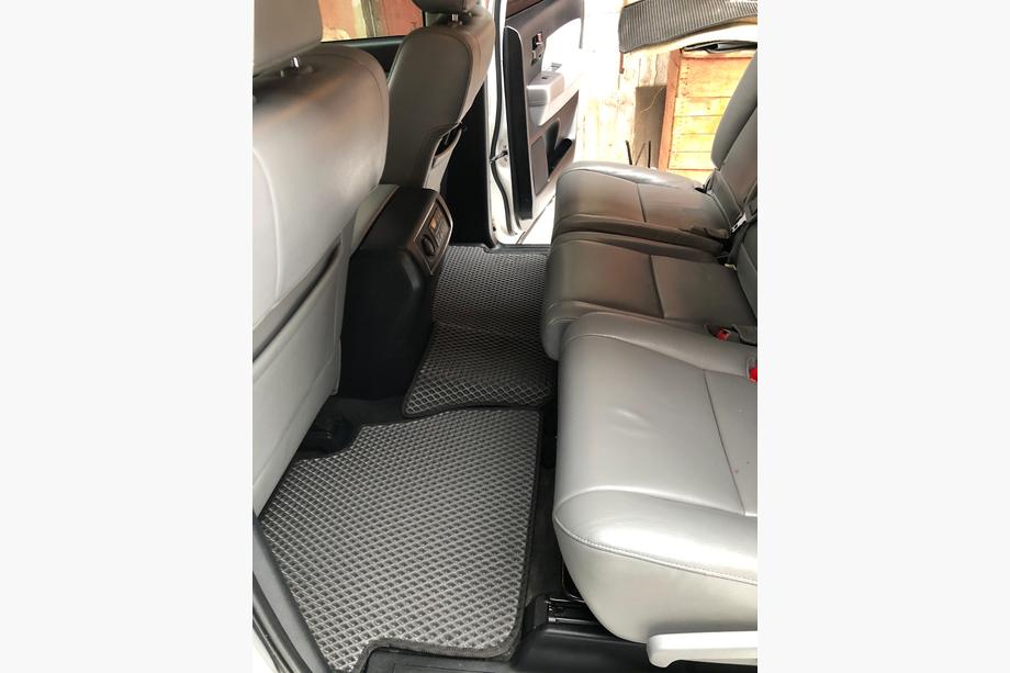 Toyota Sequoia 2007–2022 Polyurethan-måtter, 3 rækker (EVA, sorte) Midterrække - armlæn Foto 16