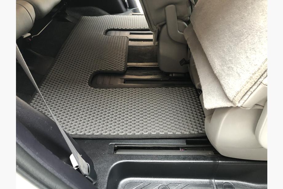 Toyota Sequoia 2007–2022 Polyurethan-måtter, 3 rækker (EVA, sorte) Midterrække - armlæn Foto 20