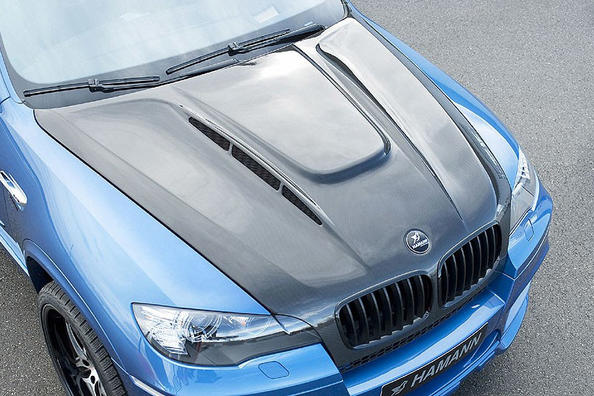Montering af carbon-motorhjelm