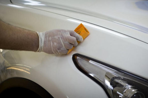 Sådan fjerner du tape- og klistermærkerester på bilen