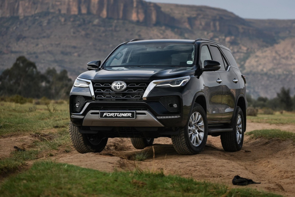 Anmeldelse af den opdaterede SUV Toyota Fortuner