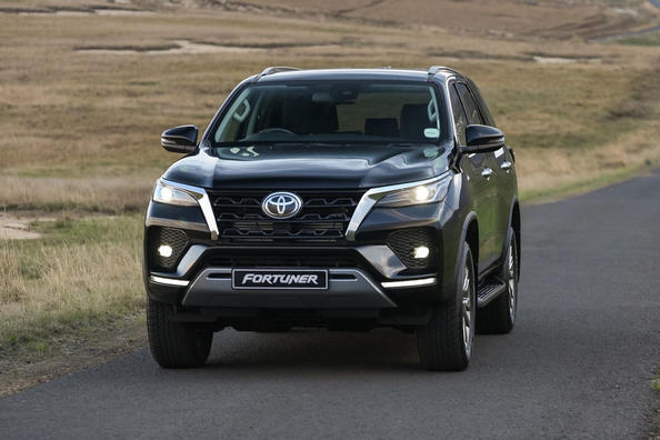 Anmeldelse af den opdaterede SUV Toyota Fortuner
