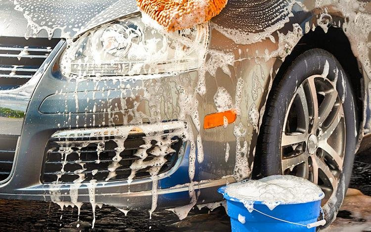 Sådan vasker du bilen korrekt i hånden