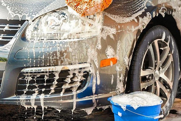 Sådan vasker du bilen korrekt i hånden