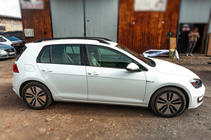 Volkswagen Golf 7/E-Golf 2012–2020 OmsaLine Solid tagrælinger (2 stk., sorte) foto 6
