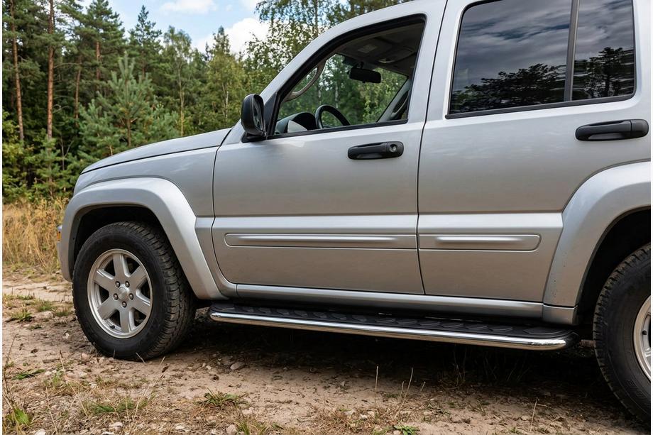 Jeep Cherokee/Liberty 2002–2007 Maydos V1 sidetrin (2 stk., aluminium) Foto 1