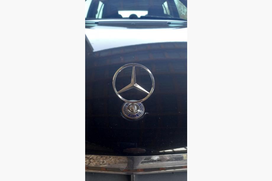 Mercedes C-class W203 2000–2007 Emblem med trådkors (med tekst) Image
