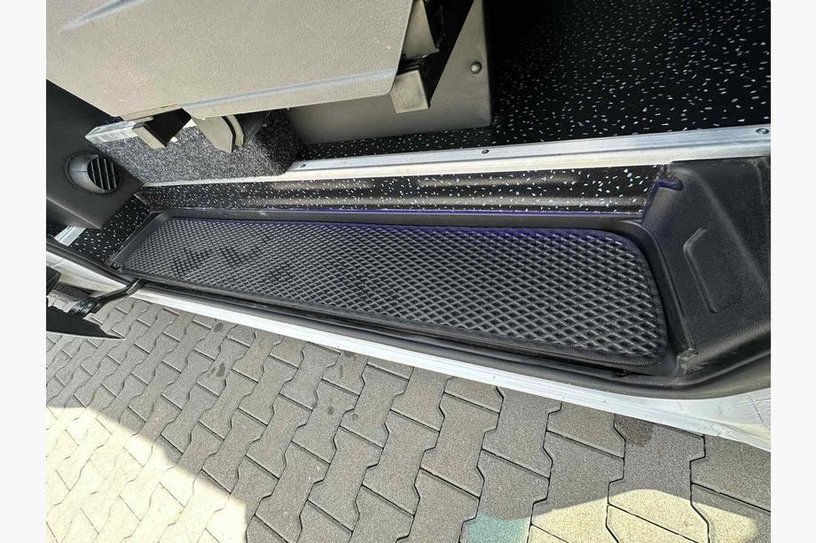 Mercedes Sprinter W907/W910 2018– Polyurethan EVA-dørtrinsmåtter (sorte) Image