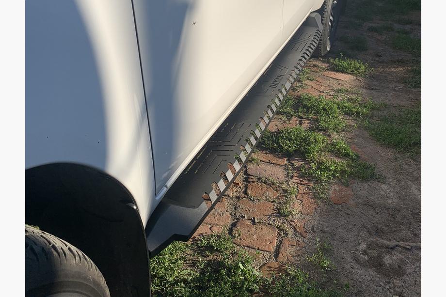 Toyota Hilux 2015– Skridtbrætter Dakar V1 uden LED (2 stk., metal) Image