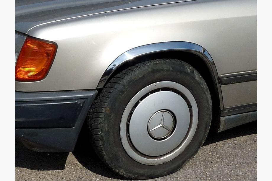Mercedes E-klasse W124 1984–1997 Hjulbuelister 1985-1989 (4 stk., rustfrit stål) Foto 1