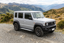 Suzuki Jimny 2018– Sidetrin Allmond Grey (2 stk., aluminium) foto 1