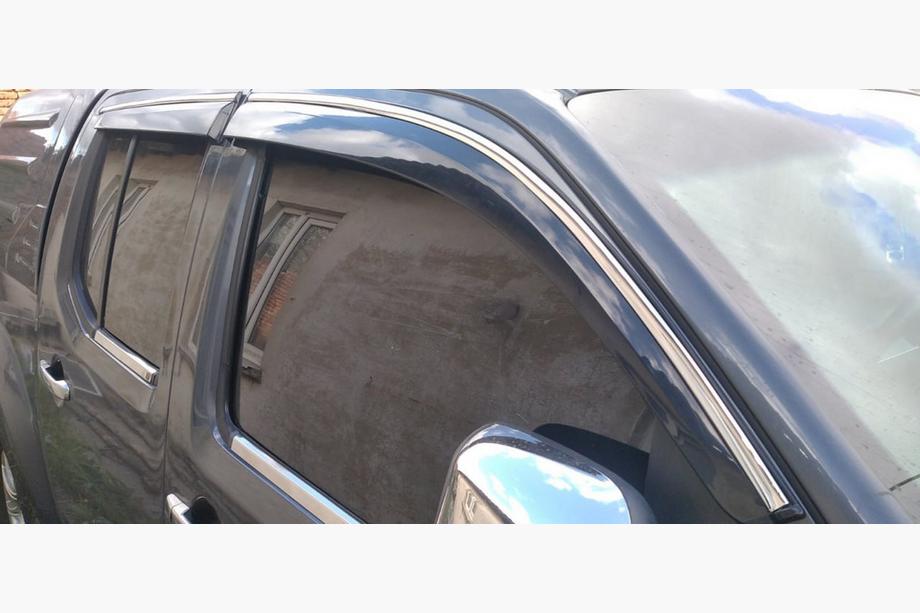 Nissan Navara 2006–2015 Vindafvisere med kromliste (4 stk., Sunplex Chrome) Foto 1