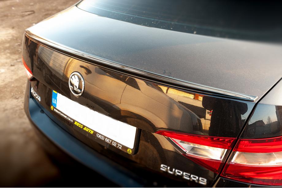 Skoda Superb 2015–2024 LIP-spoiler (Sunplex, sort) (119,2 cm x 7,3 cm) Image