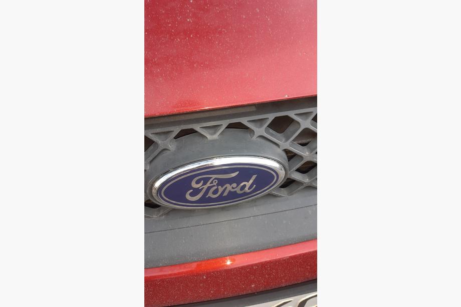 Ford Fiesta 2002–2008 Frontemblem (montering med clips) Foto 4